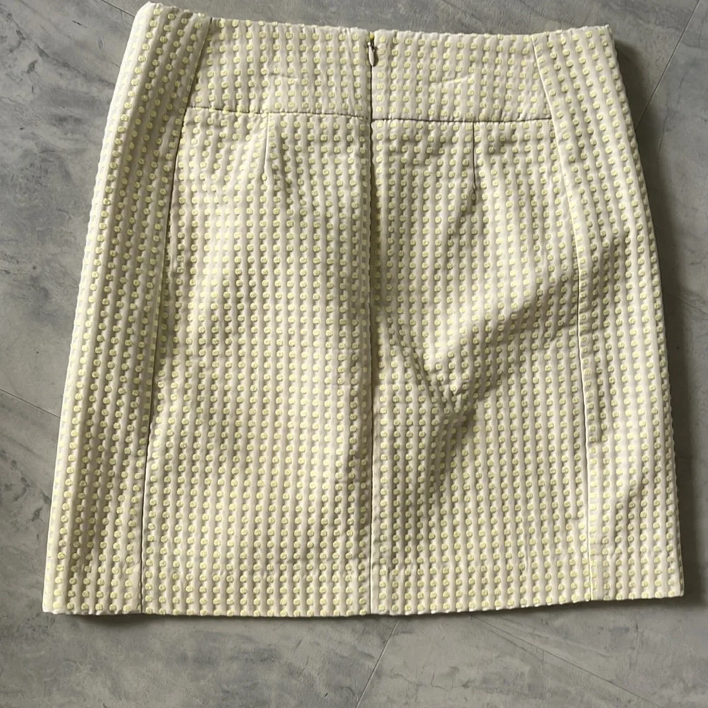 Loft  Mini skirt  Polkadots embroidered in yellow on cream background Lined Sz 4